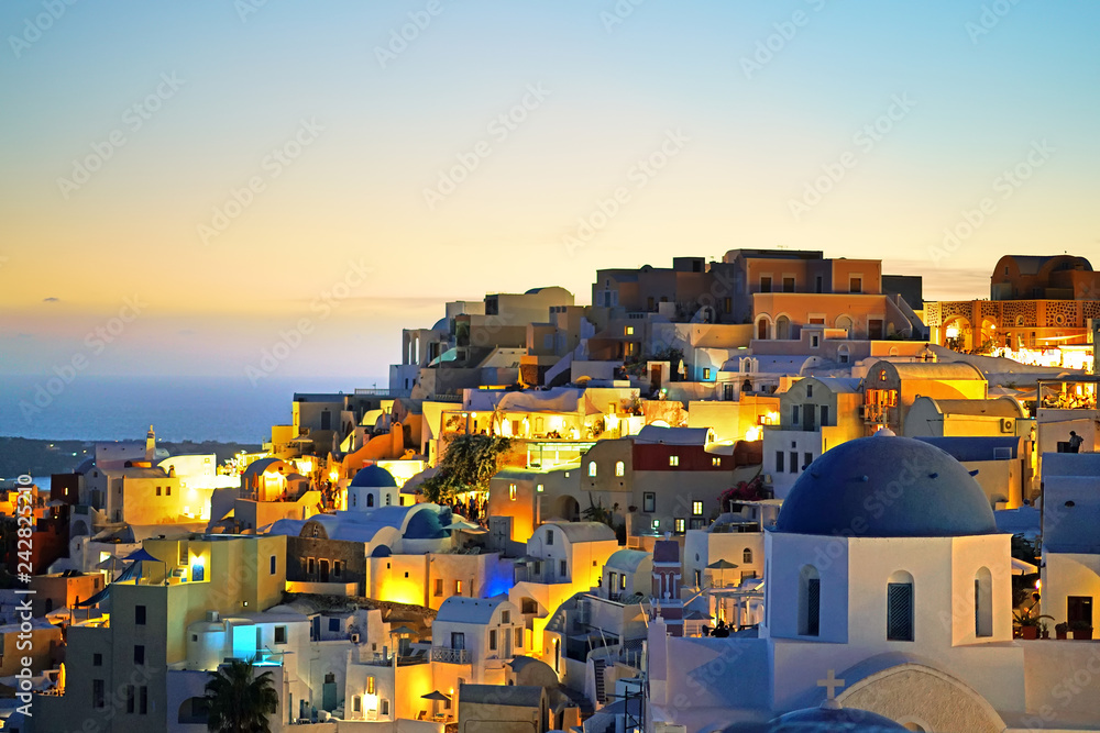 Obraz premium Beautiful sunset on the quaint town of Oia, Santorini