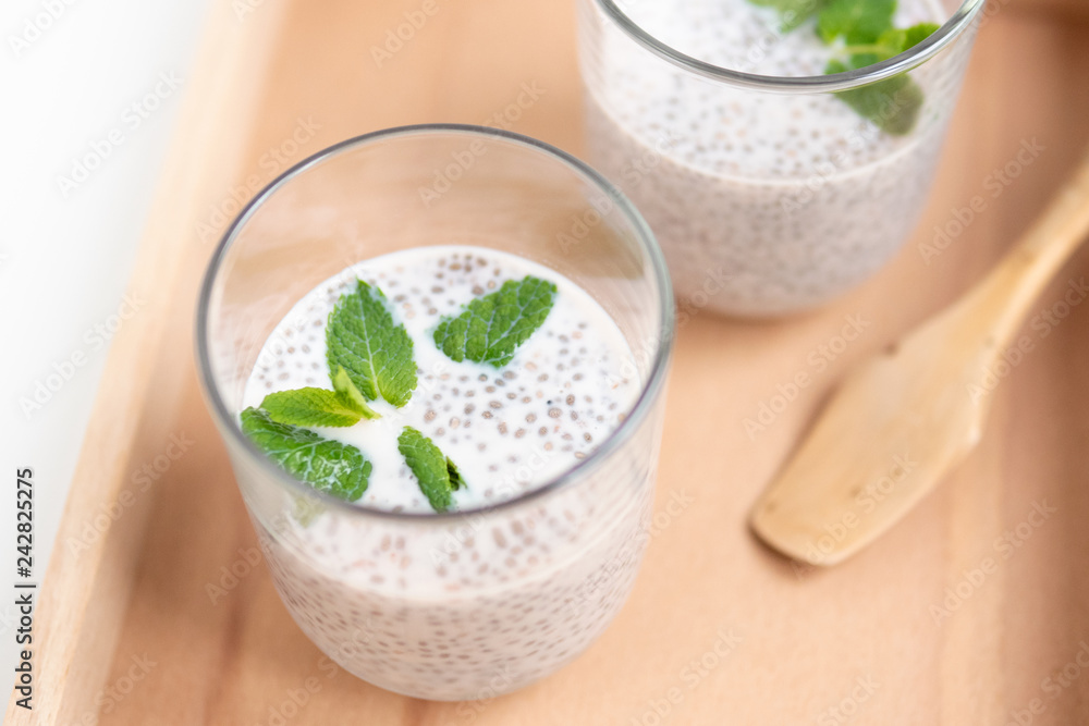 Pudding chia et menthe sur plateau en bois