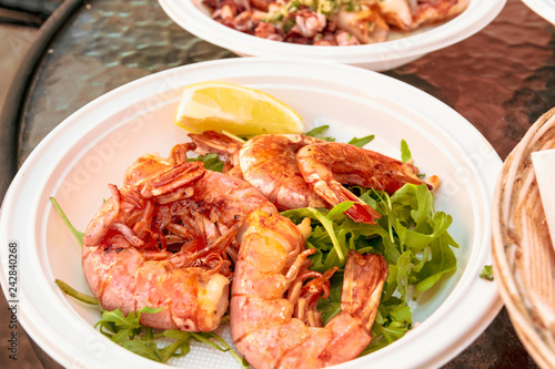 Grilled shrips with rocket
