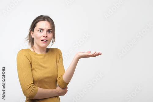 Canvastavla Woman throwing up hand and expressing misunderstanding