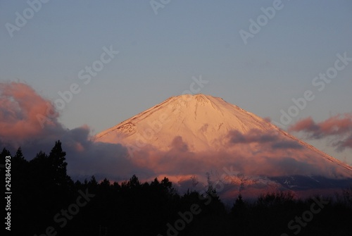 朝焼けの富士山