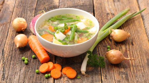 Fotografía bowl of vegetable broth