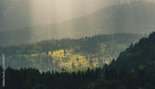 Promienie słonca nad wzgórzami © Kajetan