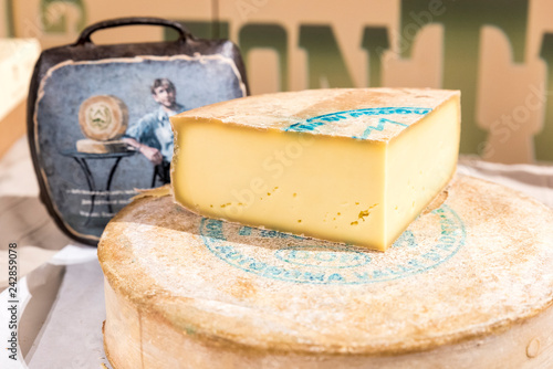 Fetta di Fontina sopra forma