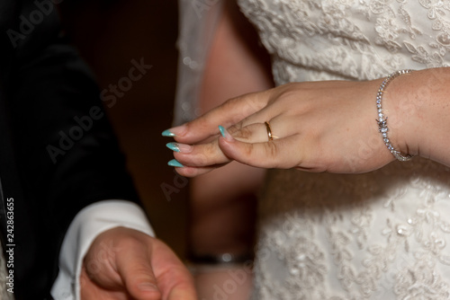 mani degli sposi con anelli nuziali durante la cerimonia del matrimonio