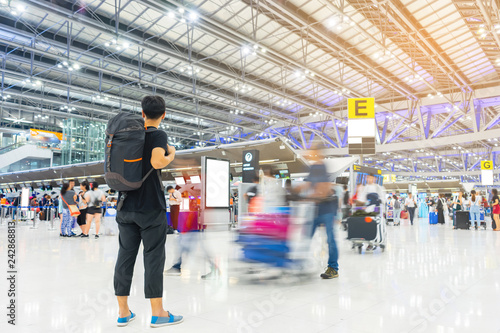 Canvas Print Traveler man at the airport. people movement background.