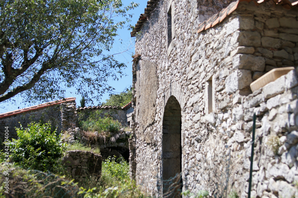Fototapeta premium L'entrée d'une vielle bâtisse à Corconne