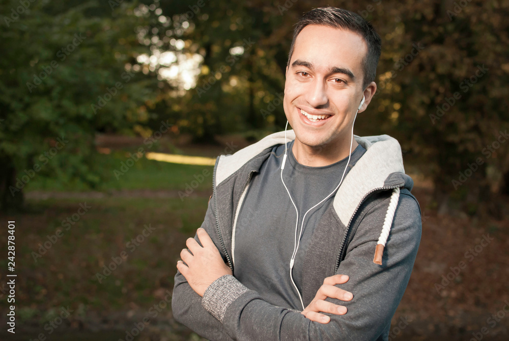 Junger Sportler mit verschränkten Armen Junger Sportler mit verschränkten Armen