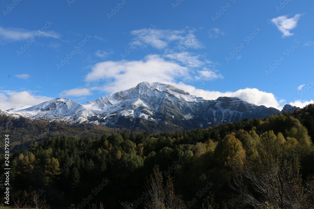 Espectaculares montañas nevadas en Piedrafita