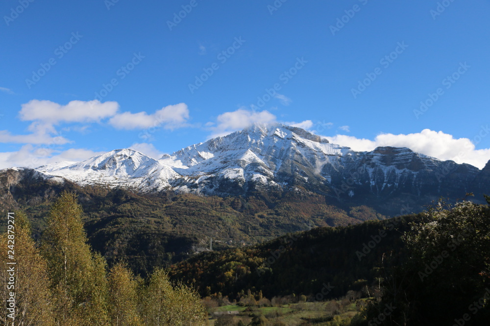 Espectaculares montañas nevadas en Piedrafita Espectaculares montañas nevadas en Piedrafita