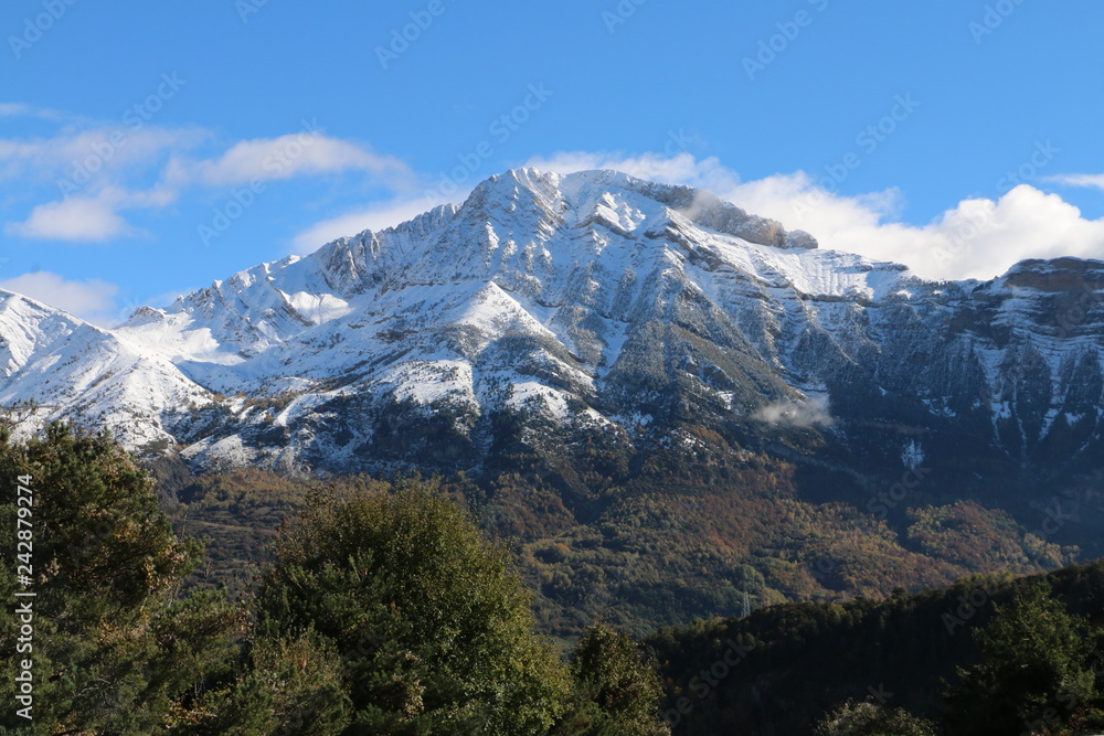 Espectaculares montañas nevadas en Piedrafita