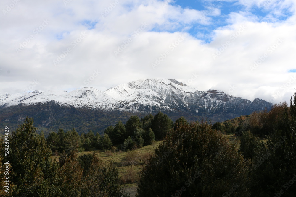 Fototapeta premium Espectaculares montañas nevadas en Piedrafita