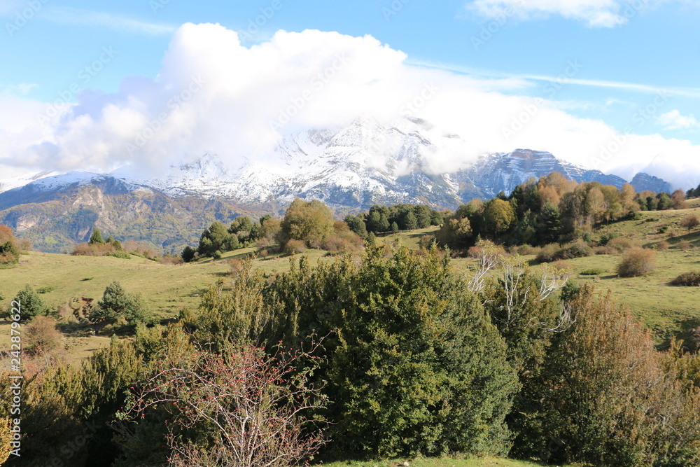 Espectaculares montañas nevadas en Piedrafita