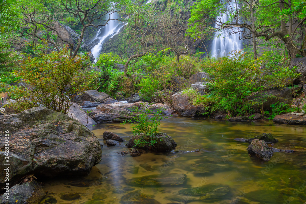 Obraz premium Khlong Lan Waterfall, the beautiful waterfall in deep forest at Khlong Lan National Park ,Kamphaeng Phet, Thailand