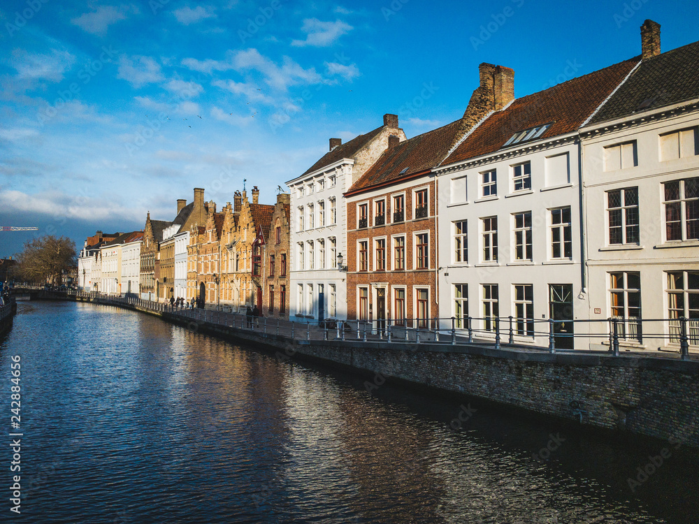 Naklejka premium Häuserfront am Fluss