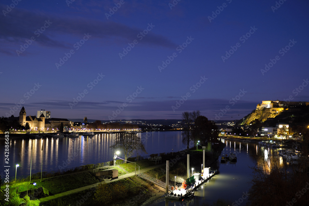 Koblenz Abendansicht von Rhein, Rheinufer und Ehrenbreitstein - Stockfoto