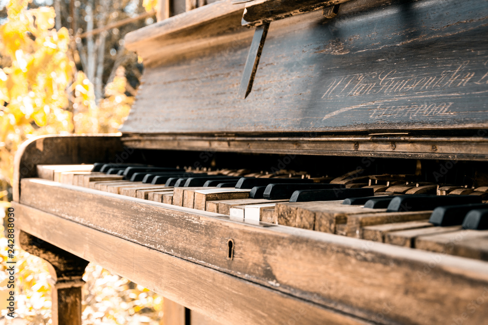 Vieux piano cassé Stock Photo | Adobe Stock
