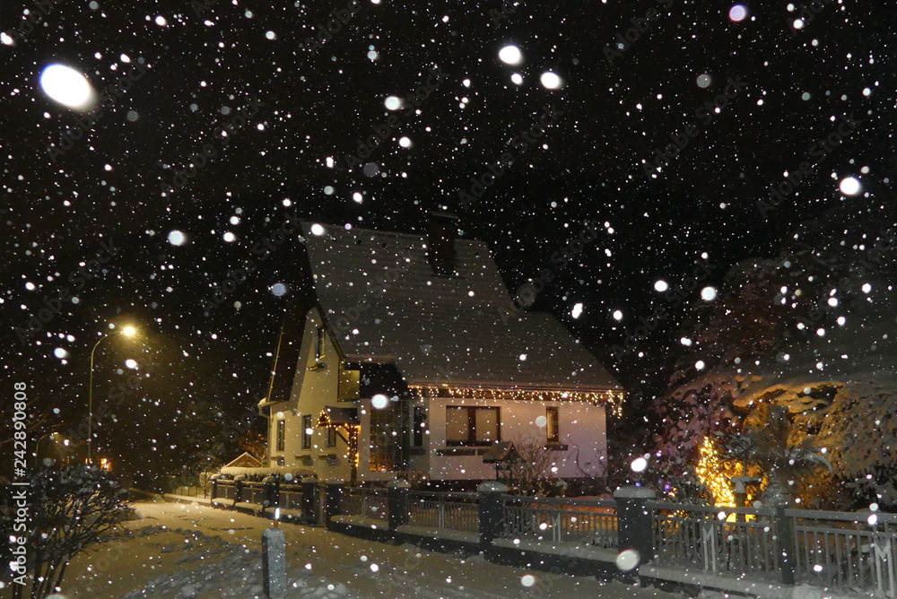 Fototapeta premium es schneit zur Weihachtszeit