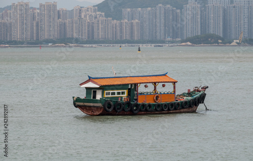Photo XIAMEN, CHINA - OCTOBER 30, 2018: Fishing house boat anchored off the island of