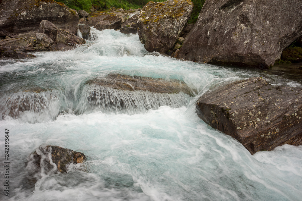 Norwegische Landschaft mit Wasserfall