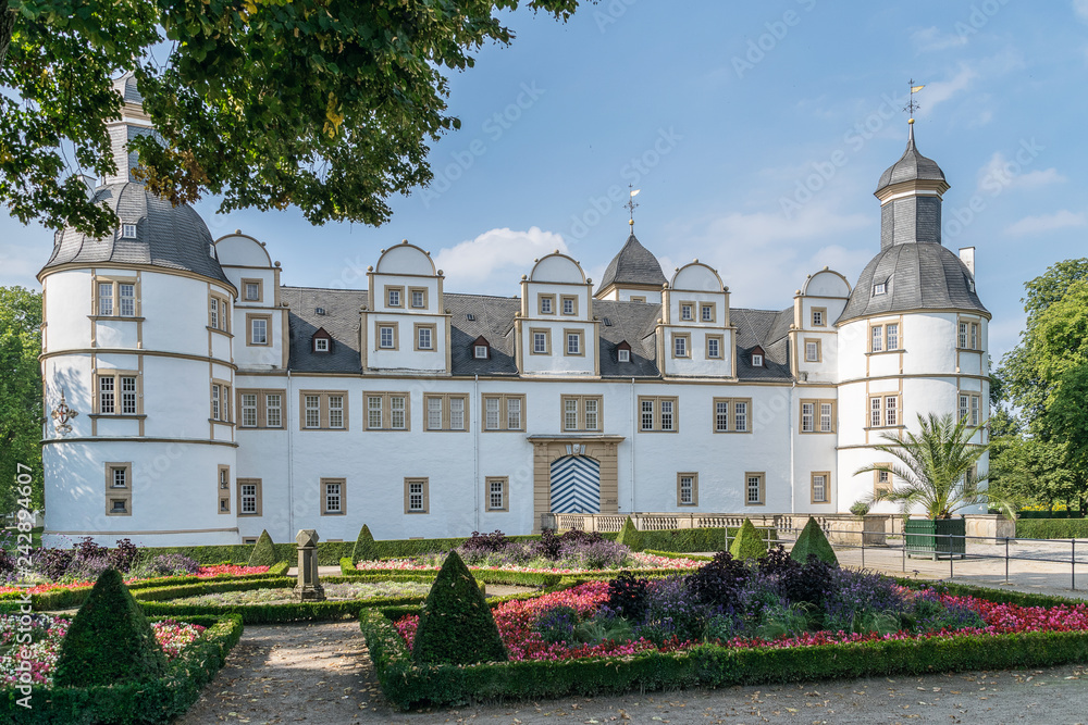 Fototapeta premium Schloss Neuhaus im Sonnenlicht
