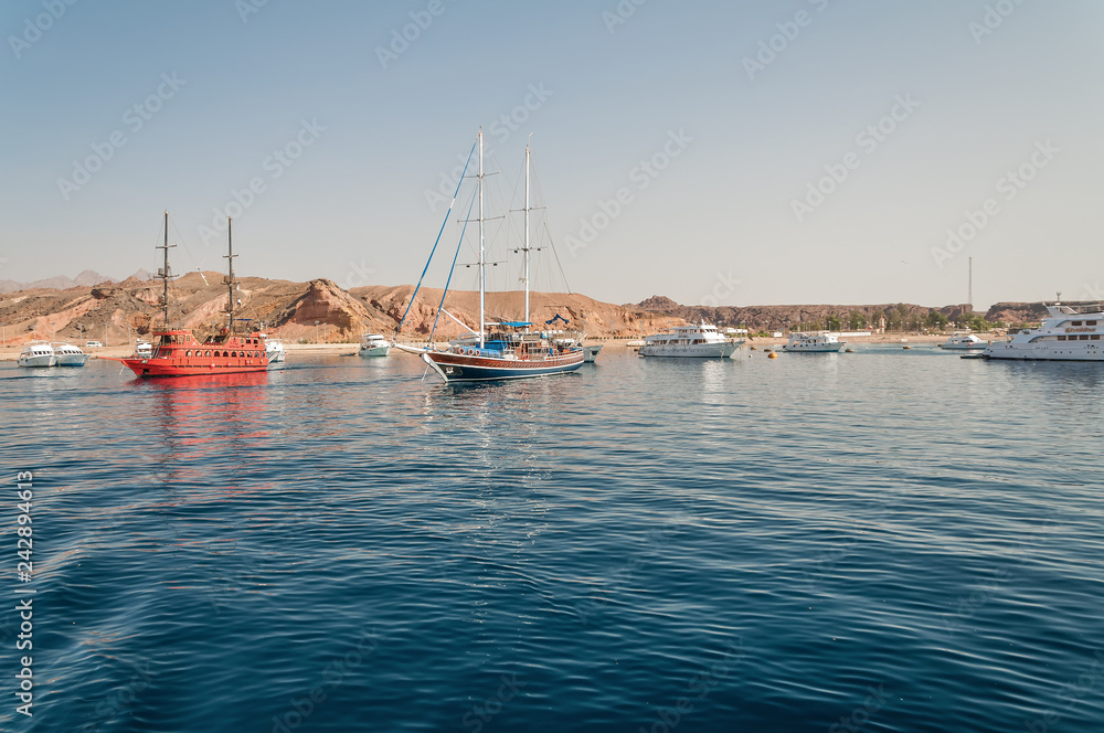 Obraz premium Sinai mountains and picturesque landscapes of the red sea in Egypt. Boat trip on the red sea