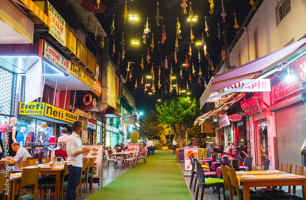 Fototapeta premium Ulica parasolowa wieczorem, Antalya, Turcja