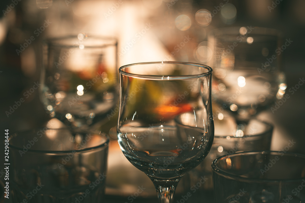 Obraz premium Empty wine glasses on dinner table in restaurant