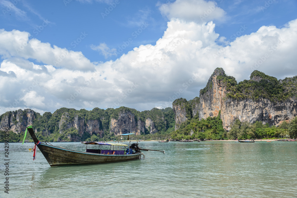 Barca tailandesa tradicional  de cola larga en la play de Railay , famosa por sus acantilados, en la provincia de Krabi, Tailandia