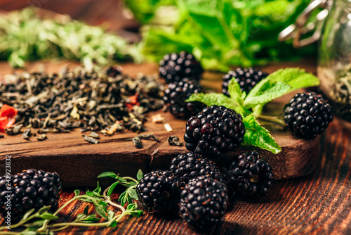 Foto Green Tea with Blackberry, Mint and Thyme.
