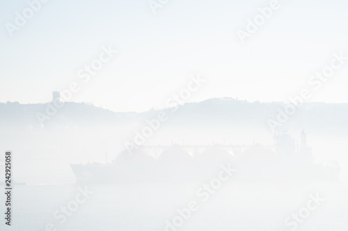 Obraz na płótnie large ship in mist w salonie