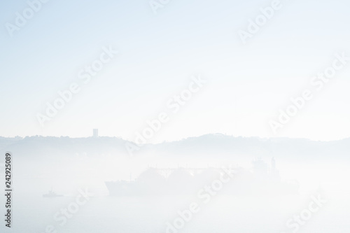 Obraz na płótnie large ship in mist w salonie