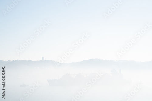 Obraz na płótnie large ship in mist w salonie