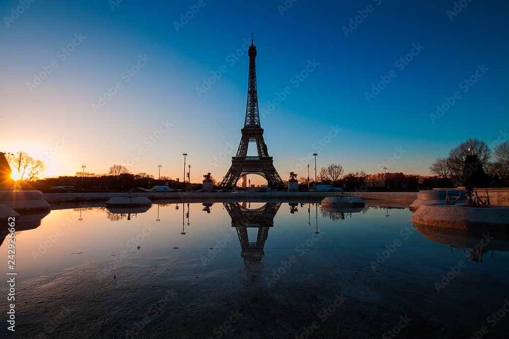 Obraz premium Sunrise over Eiffel tower, Paris, France