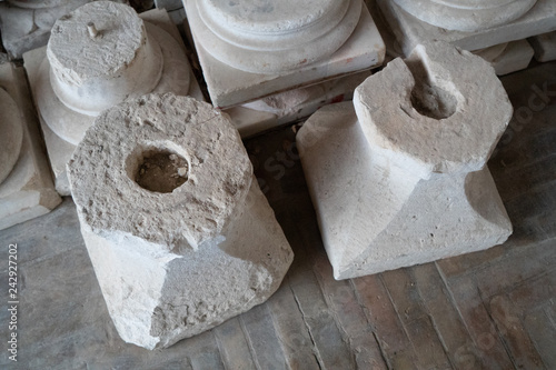 Obraz na płótnie broken clay pillar base w salonie