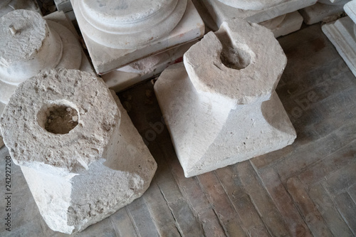 Obraz na płótnie broken clay pillar base w salonie