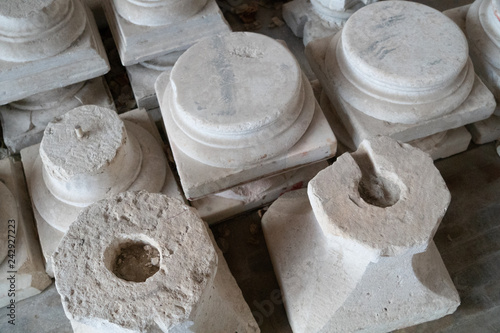 Obraz na płótnie broken clay pillar base w salonie