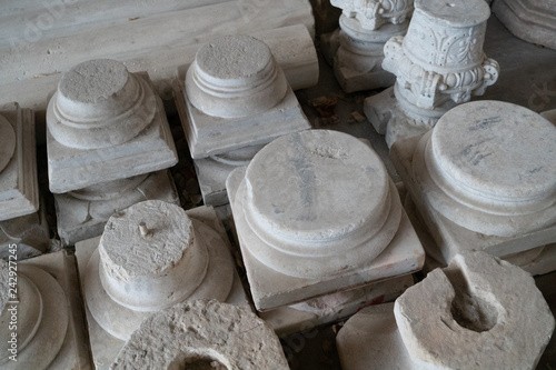 Obraz na płótnie broken clay pillar base w salonie