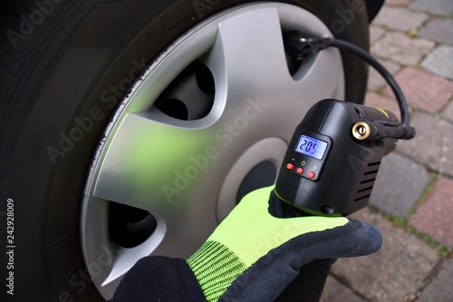 Reifendruck prüfen / Luft auffüllen