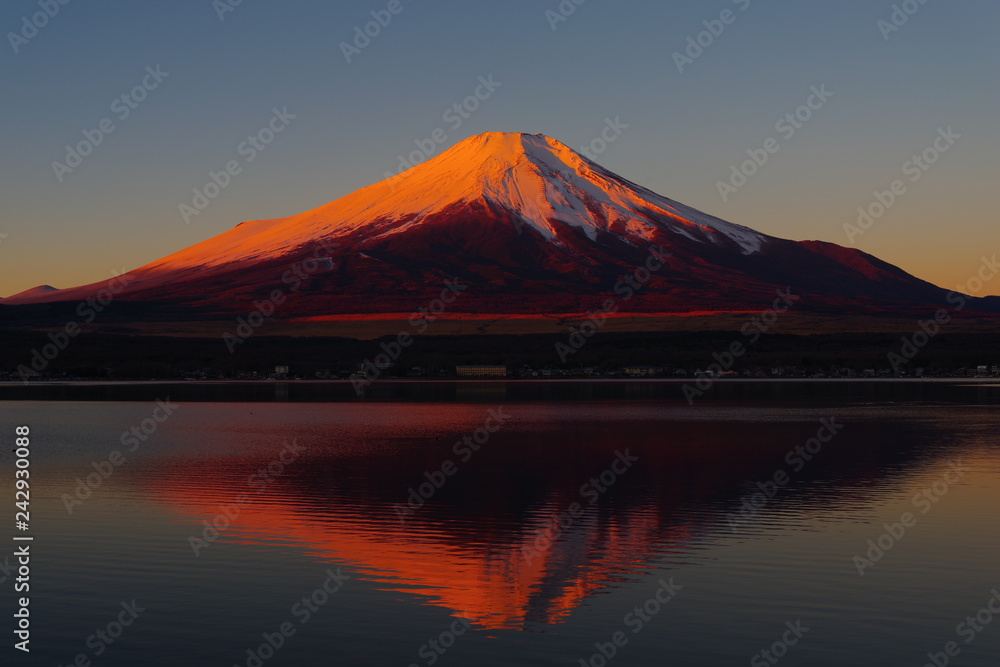 山中湖から望む早朝の赤富士
