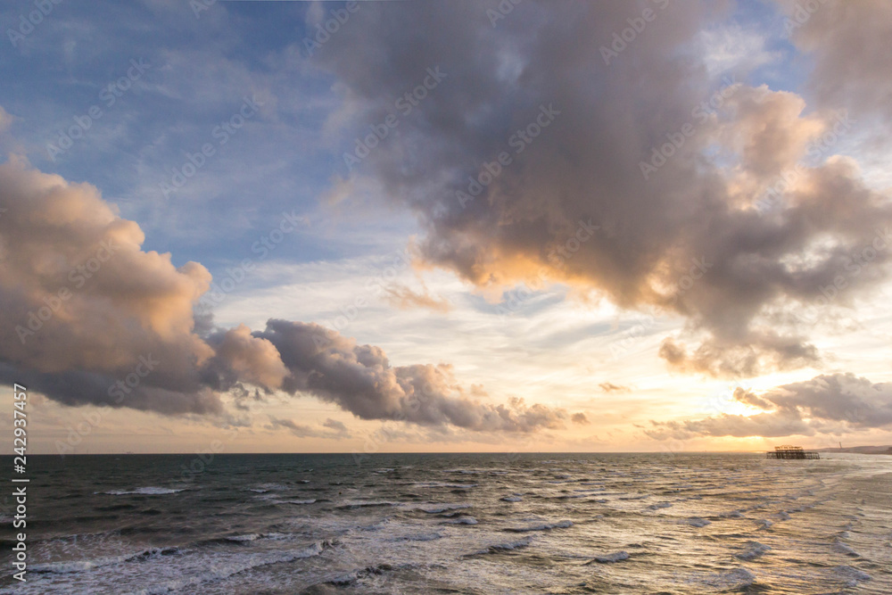 Obraz premium View of sea and sunset sky