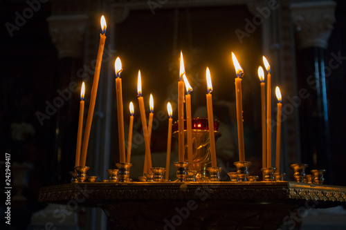 Photo Many burning wax candles in the orthodox church or temple