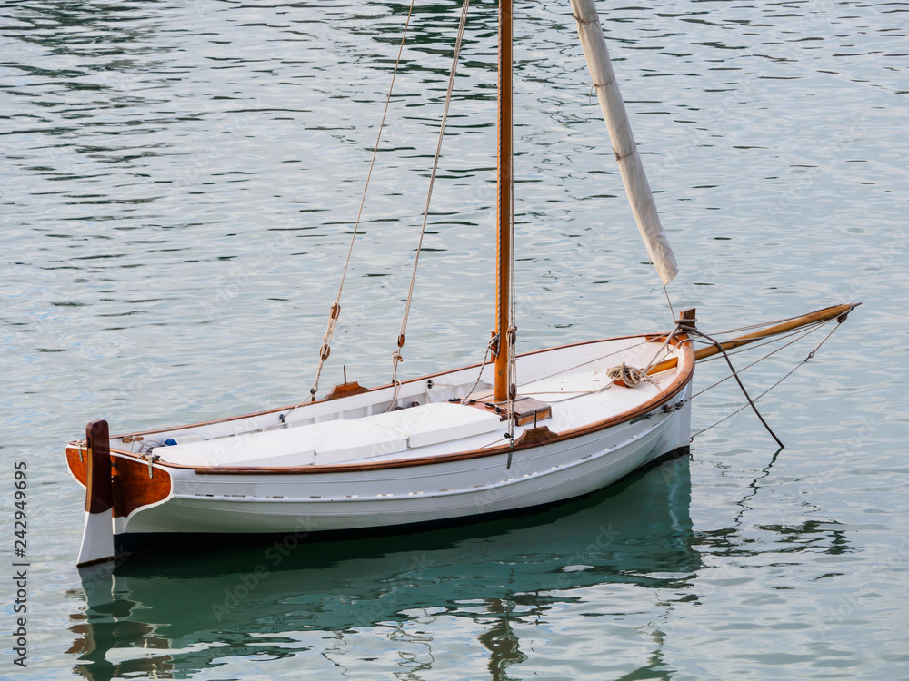 Barco tradicional de vela latina Stock Photo | Adobe Stock