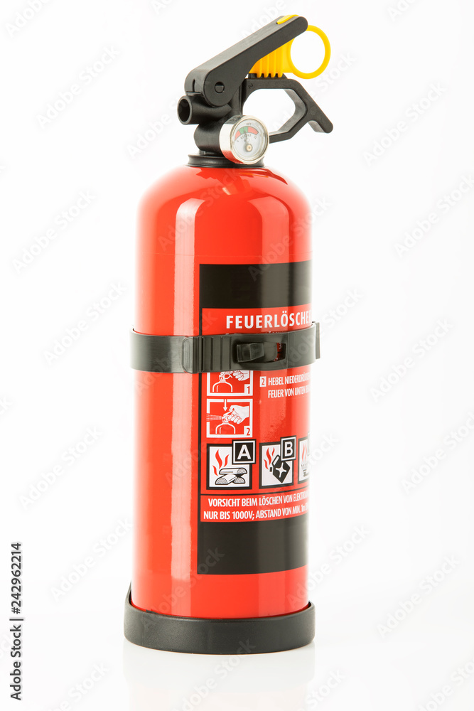 Obraz premium Feuerlöscher vor weißem Hintergrund, Freisteller