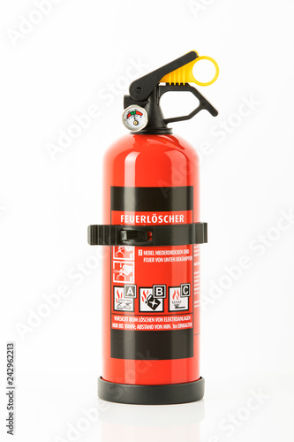 Feuerlöscher vor weißem Hintergrund, Freisteller