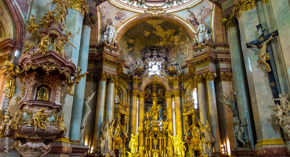 Interno della chiesa barocca di San Nicola a Praga