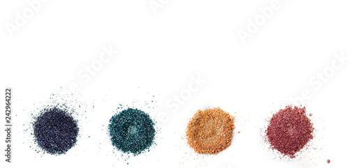 Foto A set of color pigments in different shades, pigment powder close up, glitter eyeshadow / mica