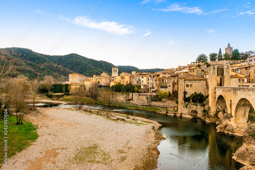 Magnifique village de Besalu en Catalogne, Espagne