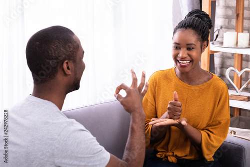 Foto Couple Communicating With Sign Languages