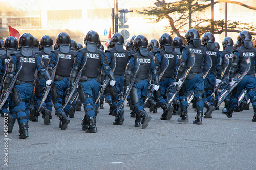 街を守る警察の機動隊